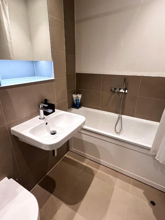 Lakeside Lux Bedroom With Parking, M4 Jct 11, Next To Train Station Reading Zewnętrze zdjęcie